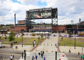 Haos în Statele Unite » Un jucător de fotbal american și-a atacat cu cuțitul doi coechipieri