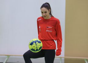 Ca Maradona în '85 » Handbalistele „tricolore” au cerut mingea de fotbal, antrenamentul a fost „deturnat” + (…)