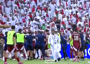 Scandal imens sub ochii lui Cosmin Olăroiu în Qatar - Emiratele Arabe Unite: bătaie pe gazon între fani și jucători