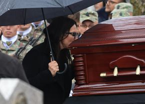 „Te iubim, bunicu'!” » Marele Emeric Ienei, înmormântat în Cimitirul „Rulikowski” cu onoruri militare, torțe și o (…)