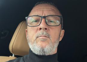 „Mini-aventura” pe care o începe Mihai Stoica: „Am ales poza asta în care debordez de seriozitate”