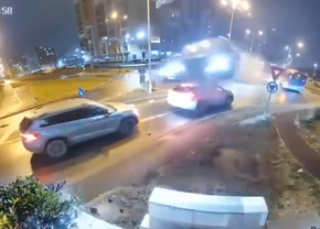 Filmarea cu accidentul care a șocat România: zboară peste două mașini în intersecție!