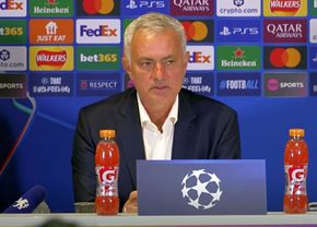 Jose Mourinho îi atacă pe fanii cluburilor din Londra + A vorbit cu statuia lui Bobby Robson
