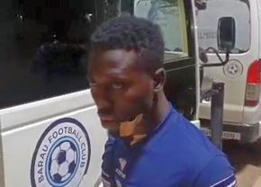 Scandalos! Fanii l-au umplut de sânge, după ce l-au înjunghiat în gât direct pe teren