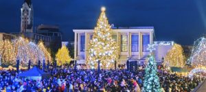 La Bacău se deschide Târgul de Crăciun, cu aprinderea luminilor festive în Piața Tricolorului