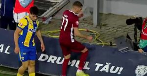 Moment şocant! Jucătorul CFR-ului a spart un laptop în timpul meciului cu Petrolul. Reacția fotbalistului