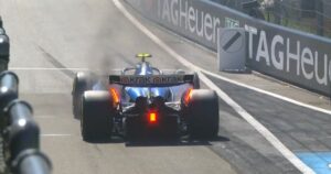 Maşina lui Carlos Sainz a luat foc înaintea startului cursei Marelui Premiu de Formula 1 al Austriei!