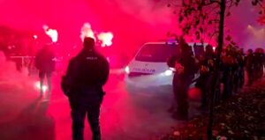 Ultraşii bosniaci au dezlănţuit “iadul” în afara stadionului de la Zenica! Protest de amploare