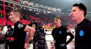 Jucătorii FCSB-ului, certaţi de fani după înfrângerea cu Steaua Roşie!