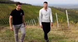 “Nu m-am dus să cerşesc” De la ce vârstă nu a mai luat bani de acasă milionarul român care construieşte un castel în (…)
