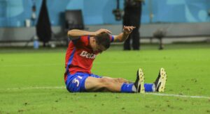Lovitură pentru FCSB în meciul cu UTA. Juri Cisotti, înlocuit după ce s-a accidentat în prima repriză