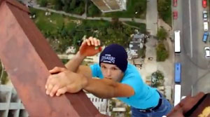 De necrezut: agățat ca o maimuță la 300m înălțime! VIDEO