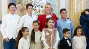 Copiii români, pe podiumul sărăciei din UE: Festivalul Brazilor de Crăciun ridică vocea copiilor vulnerabili pentru (…)