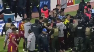 Meci de Cupă cu 17 cartonaşe roşii! Partida s-a încheiat cu o bătaie generală şi cu oameni la spital