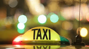 A furat banii și telefonul unui taximetrist, dar a ajuns pe mâna legii
