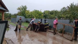 Lucrări de igienizare și decolmatare pe râurile din Vaslui și Galați