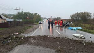 Iaşi: Două persoane au murit după ce un autotren s-a răsturnat peste un autoturism