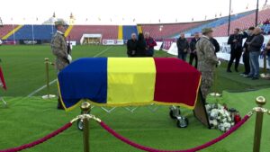 Orădenii au venit să îşi ia rămas bun de la Emeric Ienei. Gabi Balint, în lacrimi lângă sicriul fostului antrenor al (…)