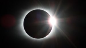 Pasionaţii de astronomie vor putea admira duminică seară o eclipsă de lună
