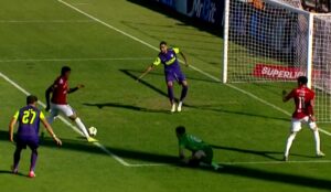 Gafă de cascadorii râsului în Oţelul – CFR Cluj! Gazdele au marcat după o eroare uriaşă a ardelenilor
