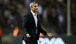 “O rușine”. Răzvan Lucescu și jucătorii de la PAOK, “făcuți praf” de suporteri. Ce a strigat galeria