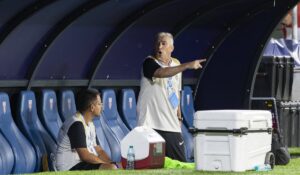 Dan Petrescu a ajuns pe mâna medicilor, după eşecul cu FCSB din Supercupă: “Are palpitaţii”