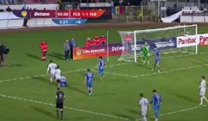 10 minute de haos la finalul partidei Botoșani-Farul! S-a dictat penalty, apoi a fost anulat la VAR!