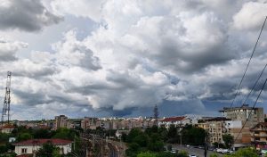 METEO: Averse însemnate cantitativ, intensificări temporare ale vântului în regiunea Moldovei