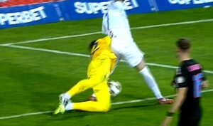 Ştefan Târnovanu, o nouă gafă! A comis penalty în Farul – FCSB şi a cerut imediat intervenţia VAR