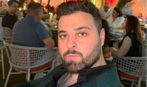 “Te măriţi cu mine?” Imaginea cu “Prinţişorul Craiovei” care a surprins pe toată lumea