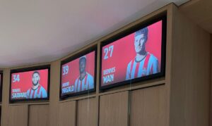 Cum arată vestiarul în care se schimbă Dennis Man la PSV Eindhoven! Gică Popescu, la loc de cinste în stadion