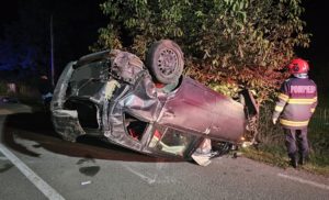 Neamţ: Trei persoane rănite, după ce o maşină s-a răsturnat la Mărgineni