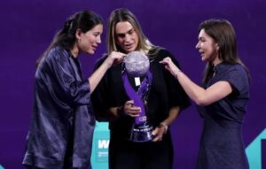Mesajul Simonei Halep după ce i-a oferit Arynei Sabalenka trofeul pentru locul 1 mondial