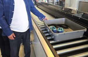 Românul celebru s-a revoltat după ce a fost pus să se descalţe în aeroport: “E umilitor”