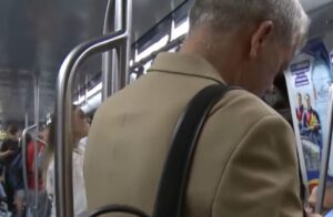Milionarul român care merge cu metroul în Bucureşti a surprins din nou pe toată lumea: “Rămân lângă oile mele”