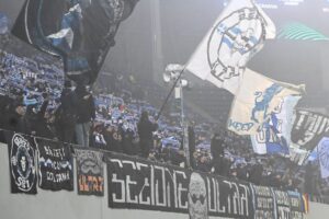 Gestul galeriei la adresa jucătorilor Universităţii Craiova. Nu s-a văzut la tv