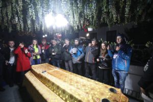 Sute de credincioșii asteaptă la rând pentru a se închina la racla Sfintei Cuvioase Parascheva