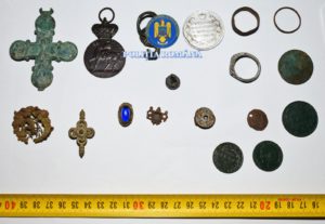 Neamţ/Bărbat cercetat pentru furt de bunuri de patrimoniu din situri arheologice unde a intrat cu detectorul de metale