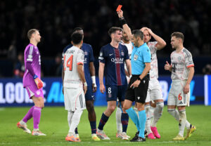 Nebunie în PSG – Bayern! A marcat de două ori, dar a fost eliminat pentru un fault grosolan. Adversarul, în lacrimi