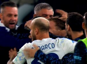 Imagine virală cu Cristi Chivu. Îmbrăţişat de toată echipa după victoria cu Roma