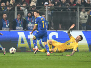 Dennis Man, exasperant în prima repriză cu Bosnia! Starul lui PSV a irosit ocazii uriașe