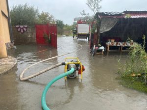 Pompierii gălățeni au intervenit la mai multe situații de urgență provocate de vântul și ploile puternice