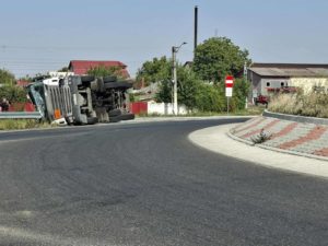 Vaslui: Zeci de locuinţe evacuate în zona unde o cisternă cu gaz metan s-a răsturnat