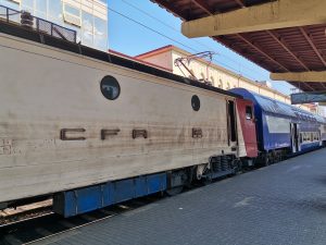 Trenurile circulă cu restricţii pe Magistrala 500; şinele ar putea fi vopsite în alb, pentru atenuarea dilatării
