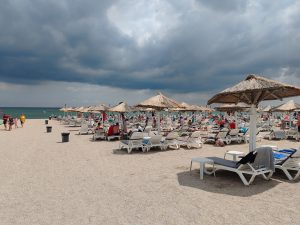 Tarifele pe litoral scad cu 60% la final de sezon (patronat)