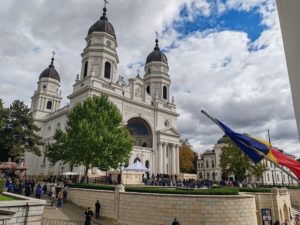 Mii de pelerini așteaptă să se închine la racla Sfintei Cuvioase Parascheva
