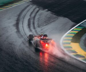 (P) Verstappen menține linia la Red Bull, în timp ce presiunea pe Mercedes crește