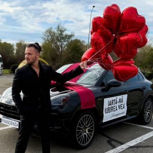 Cine este bărbatul care a plimbat prin tot Clujul un Porche pe care scria „iartă-mă, iubirea mea!”. Este o persoană (…)