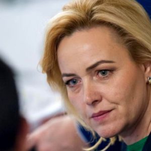 Simona Stan, sora fostului ministru de Interne Carmen Dan, reținută de poliție pentru înșelăciune. Ce acuzații grave (…)