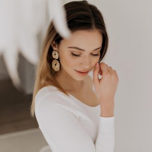 Cum alegi cerceii potriviți fără să te doară urechile